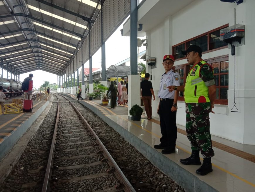 Babinsa Koramil 14/Slawi Pantau Arus Mudik di Stasiun Kereta Api Slawi