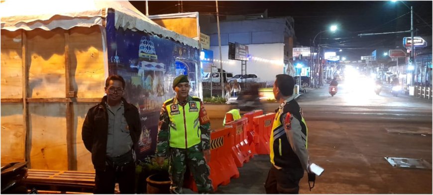 Babinsa Koramil 15/Lebaksiu Laksanakan Pengamanan Pos Ketupat di Lampu Merah Yomani