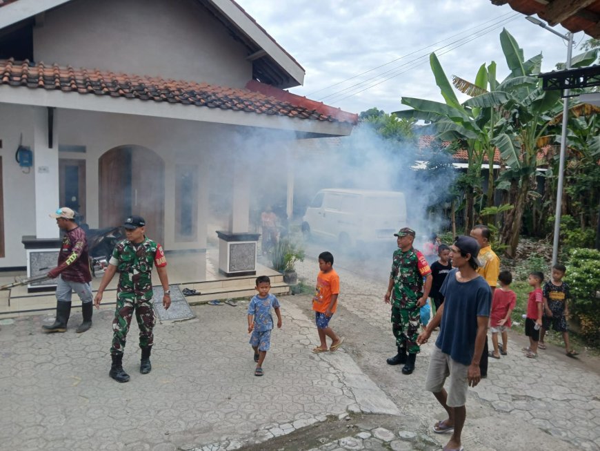 Basmi Nyamuk Demam Berdarah, Babinsa Koramil Tarub Dampingi Kegiatan Fogging
