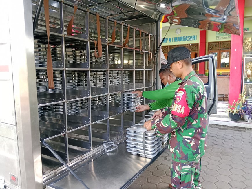 Babinsa Sertu Eko Dampingi Pembagian Program Makan Bergizi Gratis Di SMP N 1 Margasari
