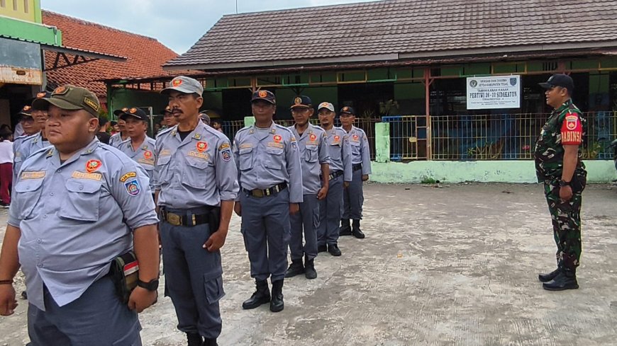Babinsa Koramil 10 Dukuhturi Latih Peraturan Baris Berbaris Anggota Linmas