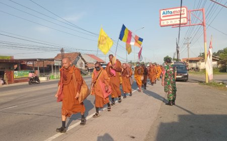 Anggota Koramil Kramat Amankan Perjalanan 39 Biksu Tudhong
