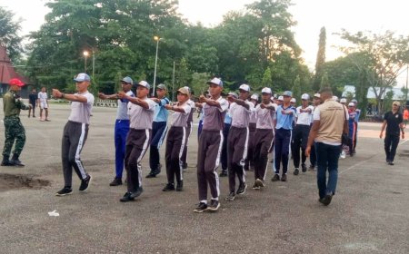 Babinsa Sentani Beri Pelatihan Tim Paskibra Kabupaten Jayapura Untuk Capai Hasil Maksimal