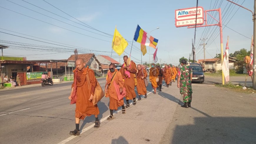 Anggota Koramil Kramat Amankan Perjalanan 39 Biksu Tudhong