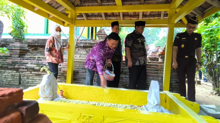 Dandim Tegal Tabur Bunga ke Makam Pendiri Kabupaten Tegal