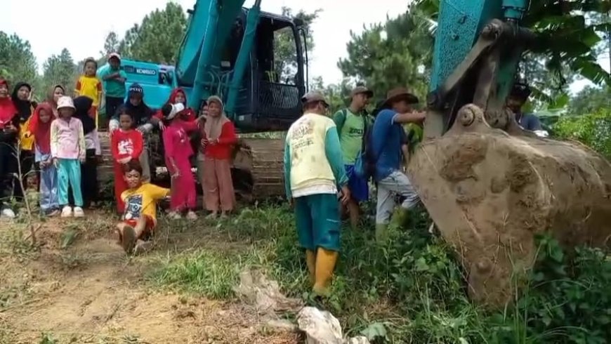 Warga Desa Sangkanjaya Sambut Antusias Pembuatan Jalan Baru Program TMMD Sengkuyung Tahap II Tahun 2025