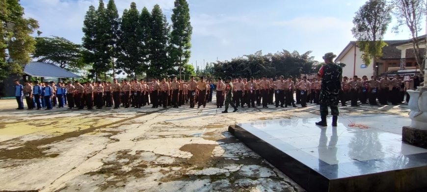 Babinsa Serka Taryono Latih Pbb Siswa Kelas 10 Smk N 1 Bumijawa Untuk Bentuk Karakter