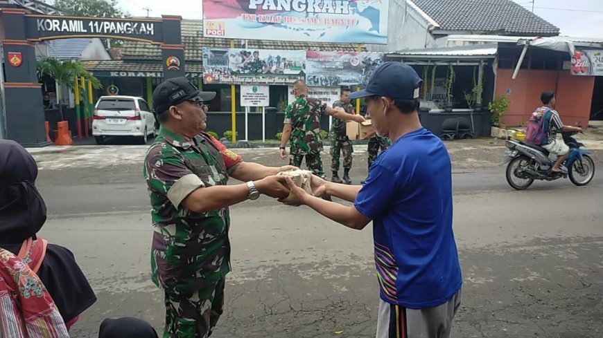 Koramil 11 Pangkah Gelar Kegiatan Jumat Berkah, Bagikan 100 Nasi Bungkus kepada Warga