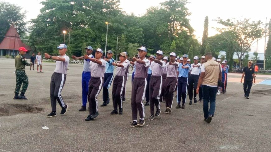 Babinsa Sentani Beri Pelatihan Tim Paskibra Kabupaten Jayapura Untuk Capai Hasil Maksimal