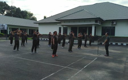 Pasiter Kodim 0712/Tegal Pimpin Apel Pagi dan Olahraga Bersama untuk Jaga Kebugaran Prajurit