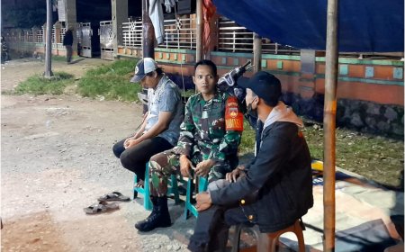Babinsa Koramil 15/Lebaksiu Jalin Komunikasi Sosial dengan Penjual Sate Ayam di Depan Pasar Lebaksiu