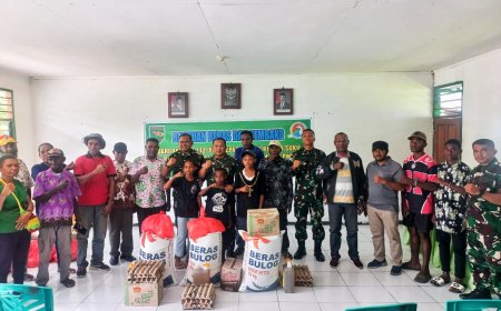 Dandim Jayapura Serahkan Bantuan Sembako Danrem 172/PWY Kepada Tokoh Adat di Kabupaten Keerom