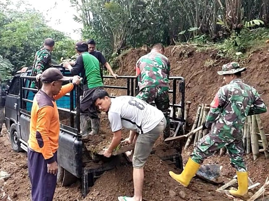 Babinsa Sigap Bantu Warga Binaan Buka Jalan Baru 