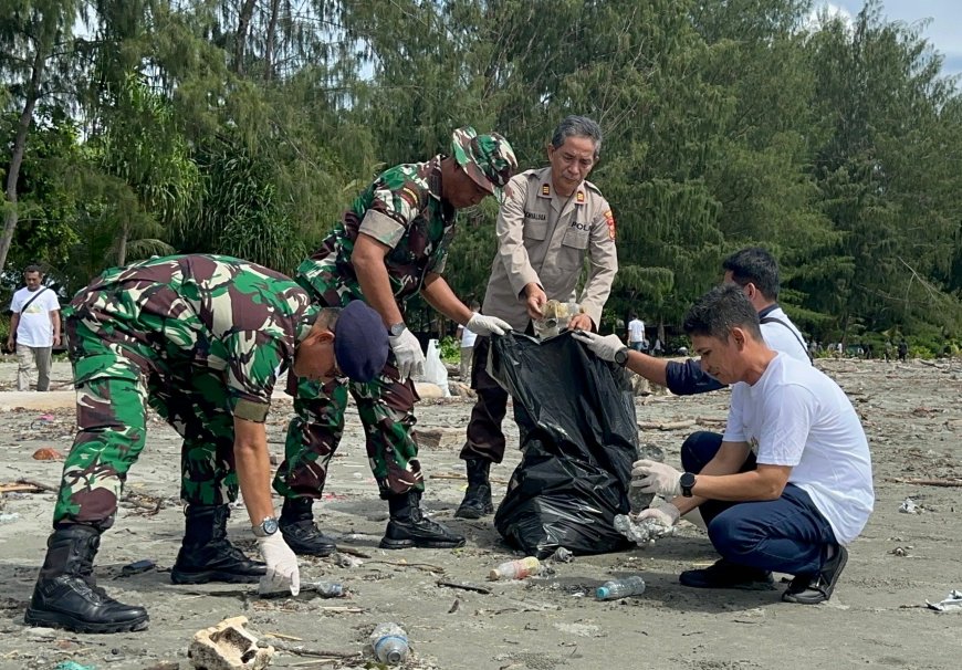 Danramil Jayapura Selatan Turut Serta Dalam Aksi Grebek Sampah Peringatan Hari Lingkungan Hidup Sedunia