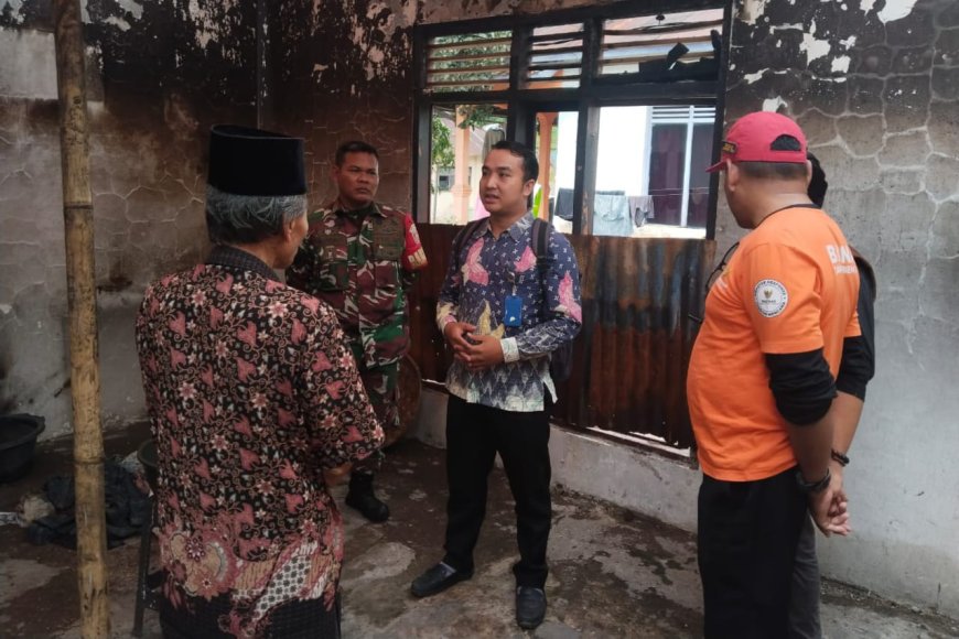 Babinsa Koramil 19 Bumijawa Laksanakan Pendampingan Penyaluran Bansos Baznas Untuk Korban Kebakaran Di Desa Pagerkasih