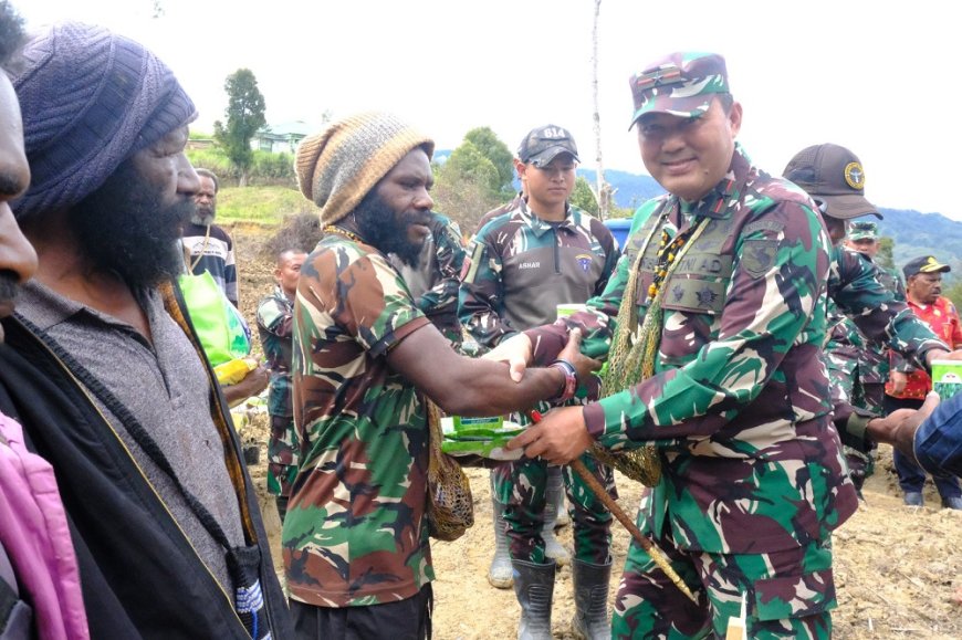 Bibit Harapan untuk Tanah Papua, Danrem 172/PWY dan Bupati Lanny Jaya Serahkan Bantuan kepada Petani Kampung Ninabua