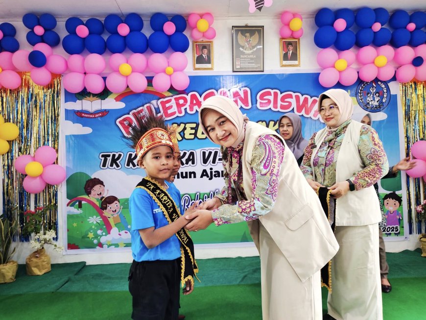 Ketua Yayasan Kartika Jaya Koordinator XVI Kodim 1701 Cabang VI Cenderawasih Pimpin Pelepasan Siswa TK Kartika VI-7 Hawai Sentani