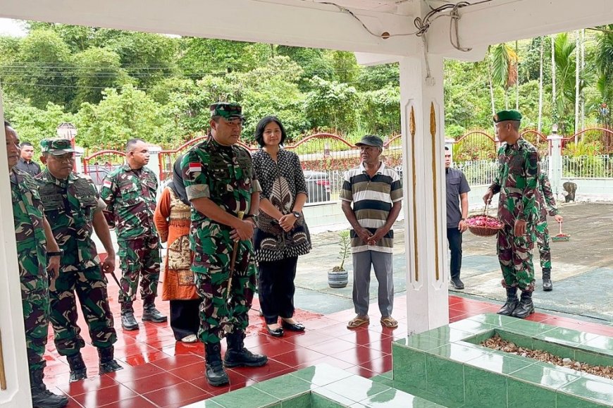 Peringati Wafatnya Pahlawan Nasional, Danrem 172/PWY Ziarah ke Makam Marthen Indey