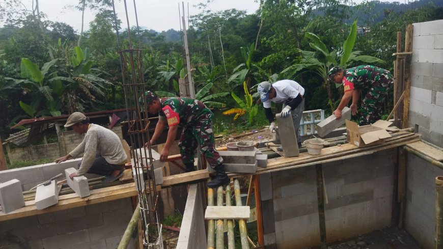 Babinsa Karangkobar Gotong Royong Bantu Warga Bangun Rumah Wujud Nyata Kebersamaan TNI dan Rakyat