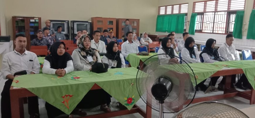 Danramil 18 Pagerbarang Hadiri Ujian Calon Perangkat Desa di SMPN 1 Pagerbarang