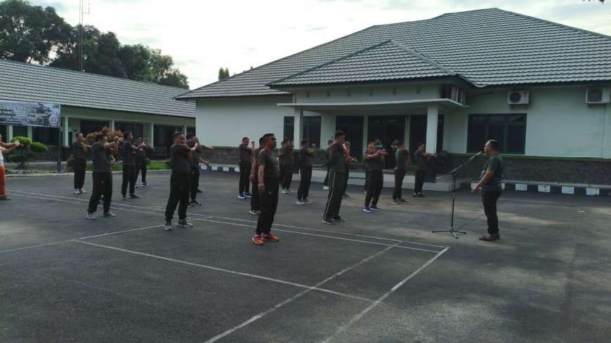 Pasiter Kodim 0712/Tegal Pimpin Apel Pagi dan Olahraga Bersama untuk Jaga Kebugaran Prajurit