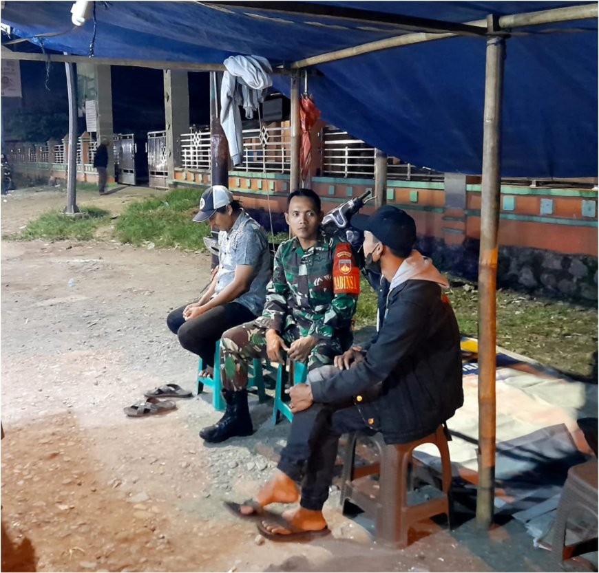 Babinsa Koramil 15/Lebaksiu Jalin Komunikasi Sosial dengan Penjual Sate Ayam di Depan Pasar Lebaksiu