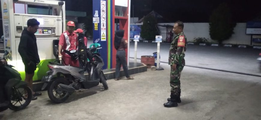 Babinsa Koramil 16 Margasari Laksanakan Patroli dan Komsos di SPBU Margasari Guna Jaga Kamtibmas
