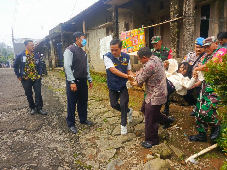 Babinsa Bersama Forkopimcam Karangkobar Evakuasi Pasien ODGJ demi Layanan Kesehatan Jiwa yang Lebih Baik
