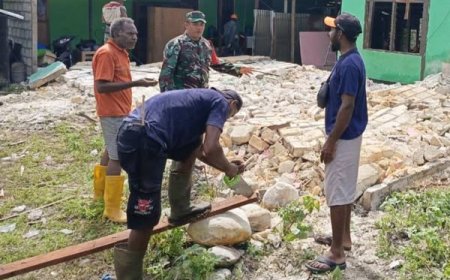 Junjung Tinggi Kearifan Lokal, Babinsa Kemtuk Gresi Gotong Royong Perbaikan Rumah Kepala Suku