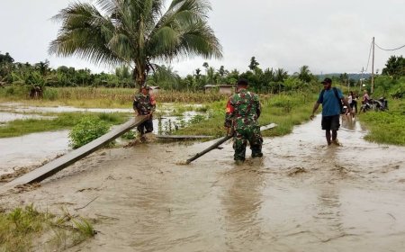 Babinsa Koramil Skanto Sigap Bantu Warga Terdampak Banjir di Wilayah Binaan