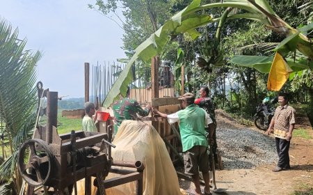 Wujud Kepedulian TNI Babinsa Mandiraja Gotong Royong Bangun Rumah Pompa Air Bersama Petani
