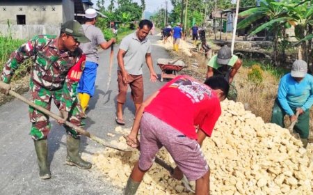 Babinsa Arso Bersama Warga Gotong Royong Timbun Jalan Longsor Demi Keselamatan Pengguna Jalan