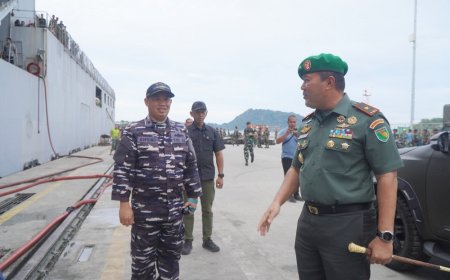 Silaturahmi di Atas Laut: Danrem 172/PWY Apresiasi Misi Kemanusiaan KRI Dr. Soeharso-990