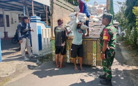 Babinsa Sumurpanggang Monitoring Pendistribusian Bantuan Beras dari Bulog untuk Warga
