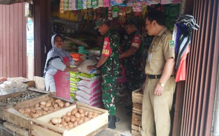 Babinsa Karangkobar Turun ke Pasar Pantau Stabilitas Harga dan Ketersediaan Sembako
