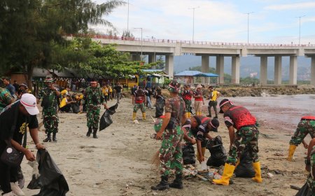 Generasi Muda FKPPI Bersama TNI Polri Gelar Aksi Bersih Pantai Jembatan Merah Sambut HUT RI