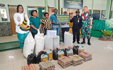 Danrem 172/PWY Serahkan Bantuan Sembako untuk Kepala Suku di Tolikara