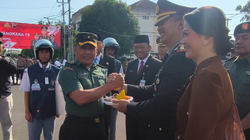 Pa Bung Kodim 0712/Tegal Hadiri Upacara Hari Bhayangkara ke-79 di Kota Tegal