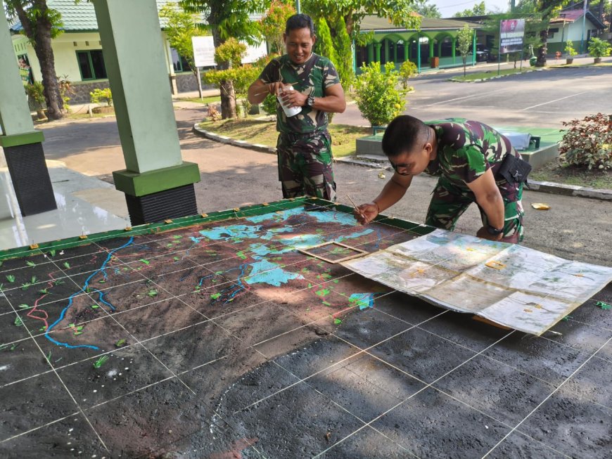 Anggota Ops Kodim 0712/Tegal Laksanakan Pembenahan Maket Dalam Rangka Persiapan Gladi Posko Tahun 2025