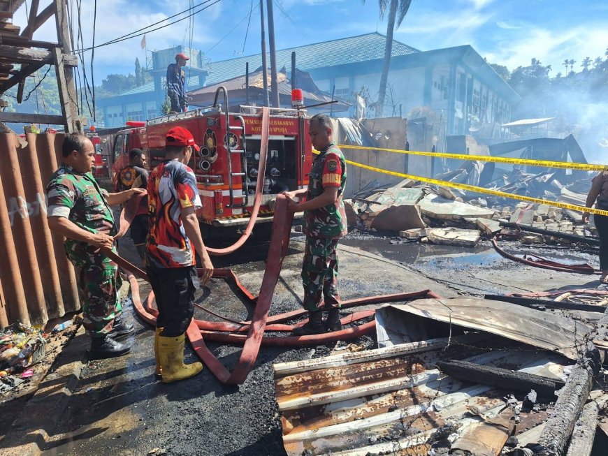 Respon Cepat Danramil Jayapura Utara dan Babinsa Turut Padamkan Kebakaran Tiga Rumah di Dok VII