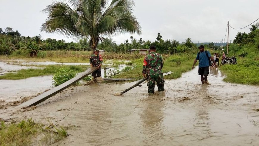Babinsa Koramil Skanto Sigap Bantu Warga Terdampak Banjir di Wilayah Binaan