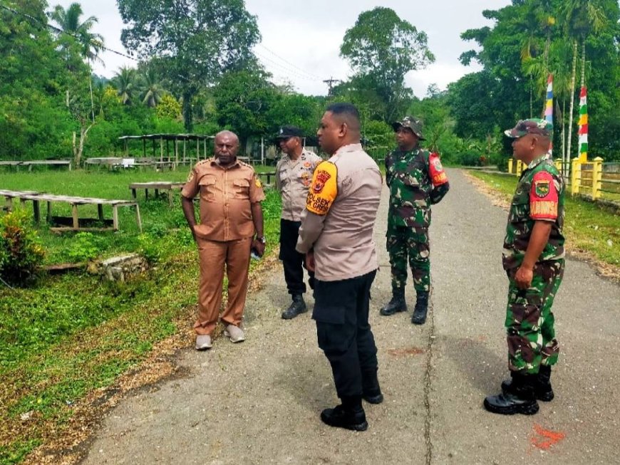 Pemulihan Layanan Pasca Pemalangan, Babinsa Kemtuk Gresi Dampingi Kadinkes Jayapura Tinjau Puskesmas