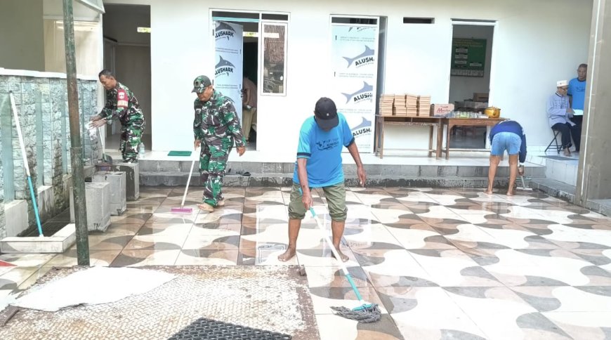 Koramil 16/Margasari dan Warga Gelar Jumat Bersih di Masjid At-Taqwa