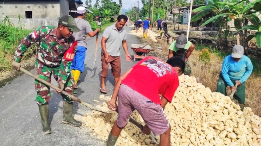 Babinsa Arso Bersama Warga Gotong Royong Timbun Jalan Longsor Demi Keselamatan Pengguna Jalan