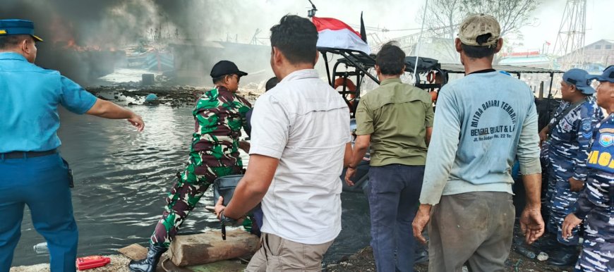 Anggota Koramil 01 Tegal Barat Turut Bantu Padamkan Kebakaran Kapal di Pelabuhan Pelindo Kota Tegal