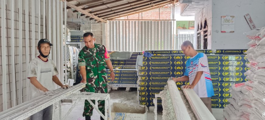 Babinsa Koramil 11/Pangkah Laksanakan Pembinaan Komunikasi Sosial di Desa Bogares Lor