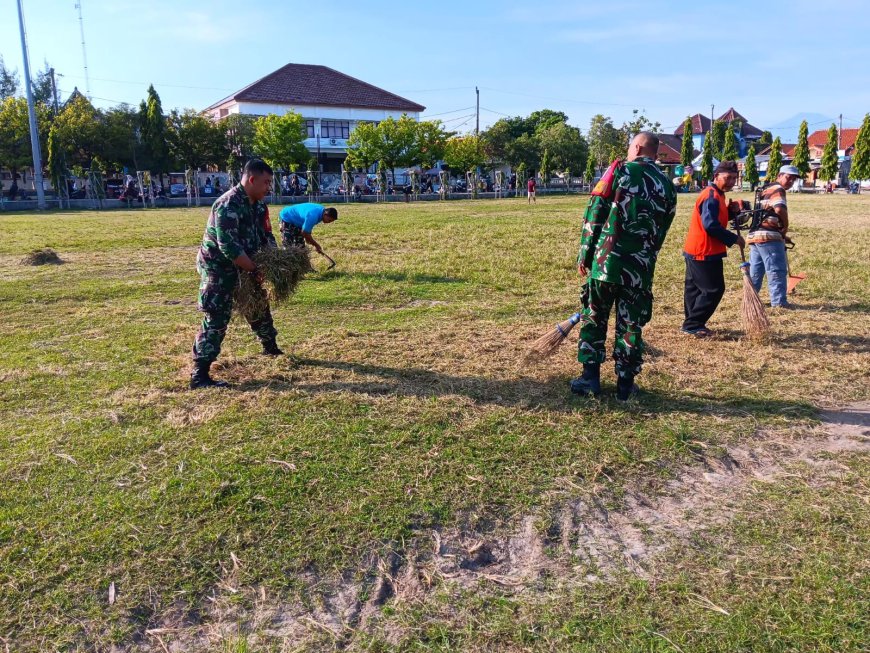 Babinsa Koramil 21/Tegal Selatan Laksanakan Komsos dan Kerja Bakti Bersama Warga, Wujudkan Kebersamaan dan Kepedulian Lingkungan