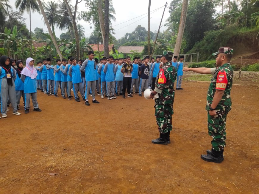 Bangun Karakter Sejak Dini Babinsa Koramil Wanadadi Latih Disiplin Siswa MTs Cokroaminoto