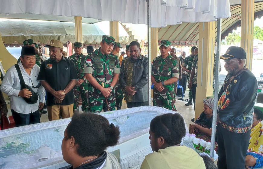 Danrem 172/PWY Melayat ke Rumah Duka Bupati Nduga, Tunjukkan Empati dan Duka Cita Mendalam
