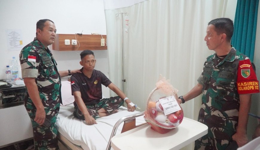 Danrem 172/PWY Kunjungi Prajurit Sakit di RS Marthen Indey, Beri Dukungan dan Semangat